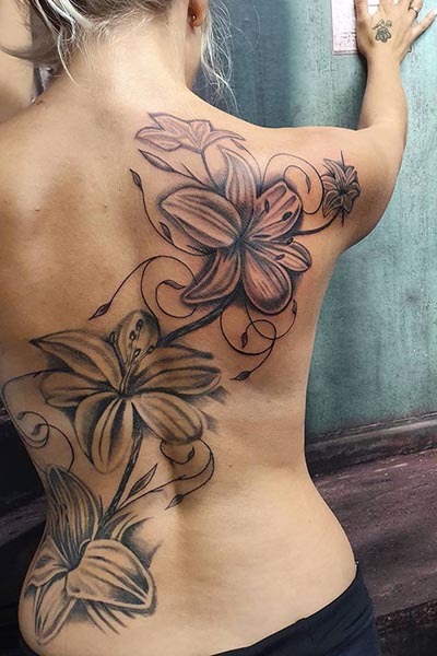 Lelie lily backpiece tattoo
