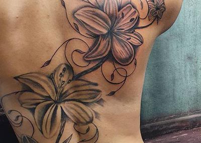 Lelie lily backpiece tattoo