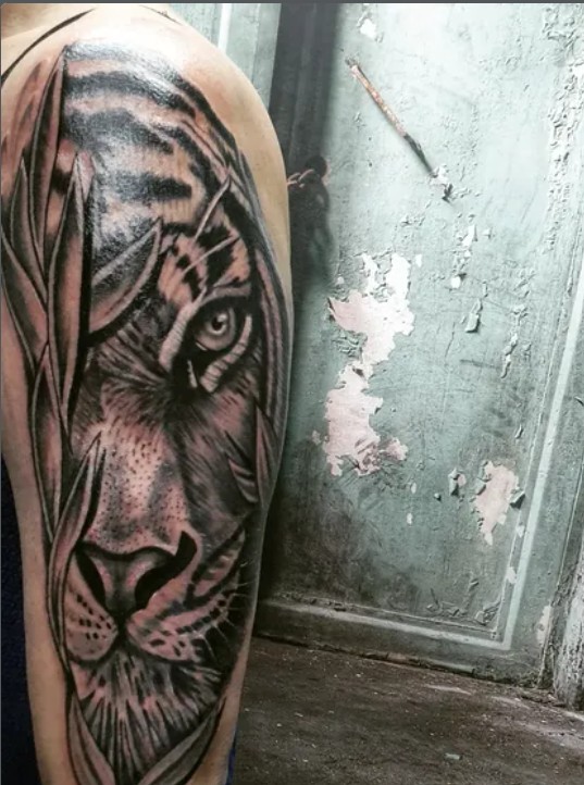 Amor Vincit Omnia tattoo